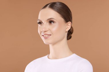 bej renkli arka plan üzerinde güzel genç kadın portresi