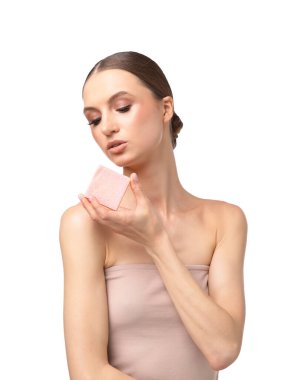 Beyaz arka planda sabun çubuğu olan güzel bir kadın.