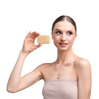 Beyaz arka planda sabun çubuğuyla gülümseyen kadın.