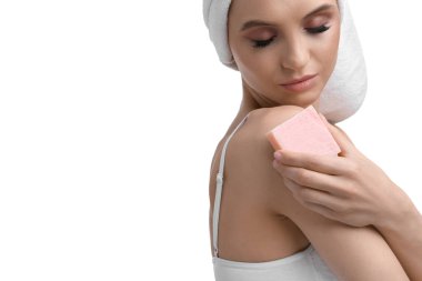 Beyaz arka planda sabun çubuğu olan güzel bir kadın.