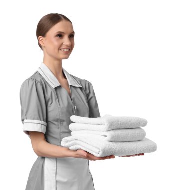 Beyaz arka planda temiz havlu yığını olan oda hizmetçisi.