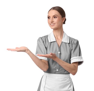 Beyaz arka planda gülümseyen oda hizmetçisinin portresi