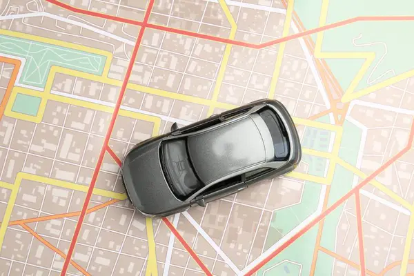 Yolculuk konsepti. Şehir haritasında araba modeli, üst görünüm
