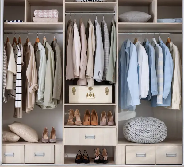 Farklı şık giysilere sahip raf ünitesi.