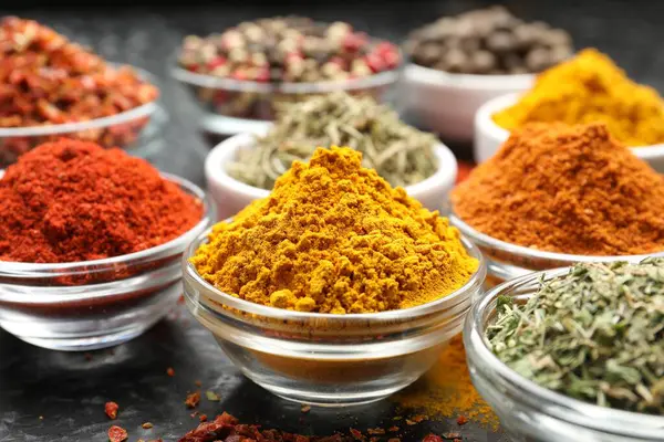 Masada farklı aromatik baharatlar var, yakın plan.