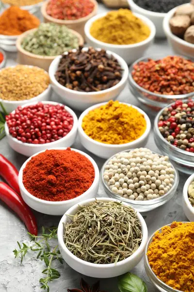 Gri masada farklı aromatik baharatlar var.