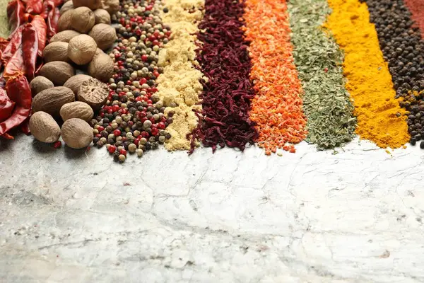 Dokuma masasında birçok farklı baharat var, yakından. Metin için boşluk