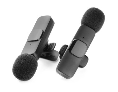 Lavalier mikrofonları beyaza izole edilmiş. Ses ekipmanları