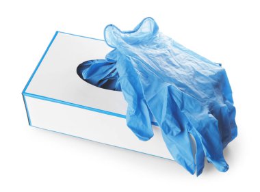 Tıbbi eldivenli kutu beyaza izole edilmiş.