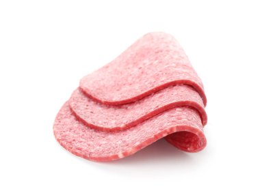 Beyaz üzerine izole edilmiş lezzetli füme sosis dilimleri.