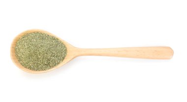 Tahta kaşıkta kurutulmuş fesleğen, beyaz, üst manzara