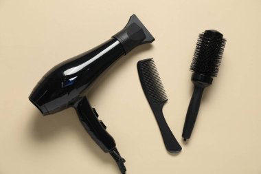 Bej arka planda yuvarlak fırça, tarak ve kurutucu, düz uzanma