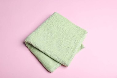 Pembe zemin üzerinde temiz havlu, üst görünüm
