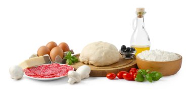 Pizza yapıyorum. Farklı malzemeler beyaza izole edilmiş.