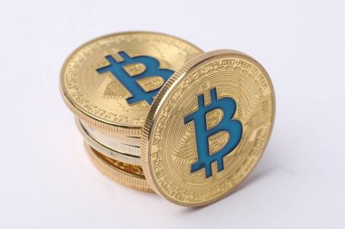 Kripto para birimi. Beyaz arkaplanda altın paralar, yakın plan