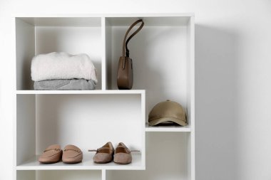 İçeride farklı ayakkabı ve aksesuarları olan raf ünitesi. Ayakkabı deposu