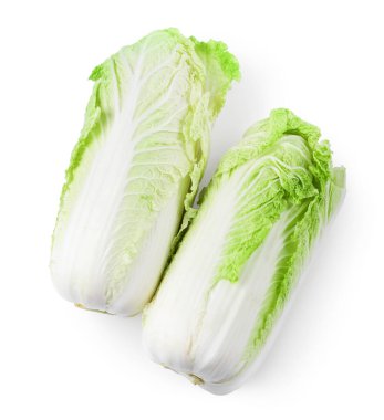 İki taze Çin lahanası, beyaza izole edilmiş.