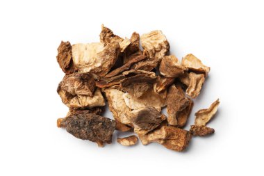 Beyaz, üst görünümde izole edilmiş kuru hindiba kökleri yığını