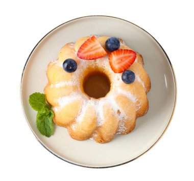 Beyaz üzerine izole edilmiş toz şeker ve böğürtlenli lezzetli kek.