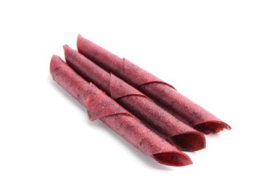 Beyaz arka planda lezzetli meyve ruloları