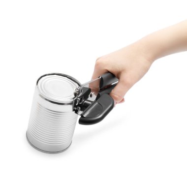 Beyaz arkaplanda konserve açacağı olan kadın, kapat