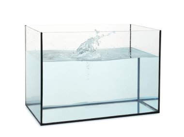 Beyaz üzerine su sıçratan cam akvaryum.