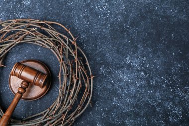 Dikenli taç ve yargıç tokmağı koyu dokulu arka plan, üst manzara. Metin için boşluk