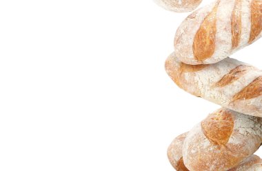 Beyaz arka plana düşen taze ekmek. Metin için boşluk