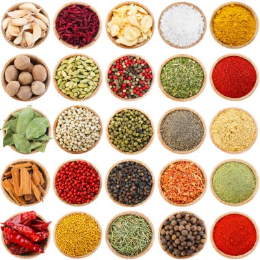 Farklı aromatik baharatlar ve beyaz kaplar. Üst görünüm