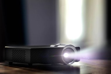 Modern video projektörü ahşap masa içinde. Resim gösteriliyor