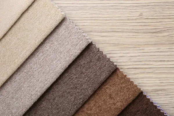 Tahta masadaki farklı kumaşlardan örnekler, üst manzara. Metin için boşluk