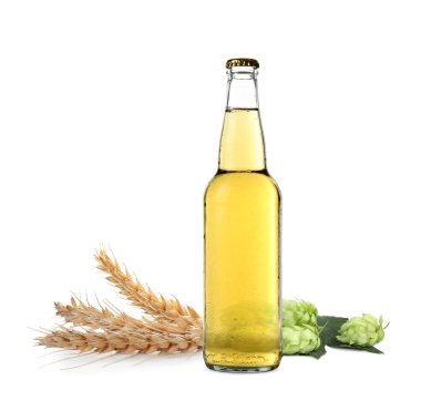 Zıplayan çiçekler ve beyaz arka planda buğday kulakları olan cam şişede taze bira.