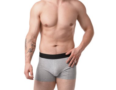 Beyaz arka planda açık gri iç çamaşırlı genç adam, yakın plan.