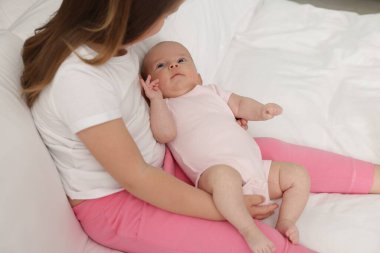 Şirin kız ve küçük kız kardeşi evdeki yatakta, yakın plan.