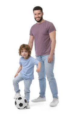 Mutlu baba ve oğlu beyaz arka planda futbol oynuyorlar.