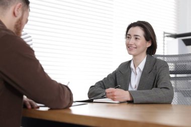 Aday ve adayın ofiste iş görüşmesi var.