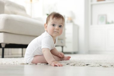 Evde yerde sürünerek şirin bebek