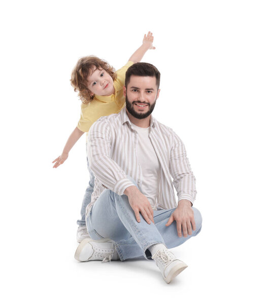 Счастливый отец и его сын на белом фоне