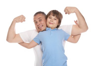 Beyaz arka planda oğlu olan bir baba.