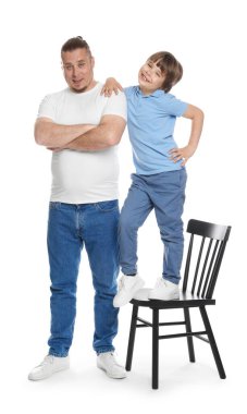 Beyaz arka planda oğlu olan bir baba.