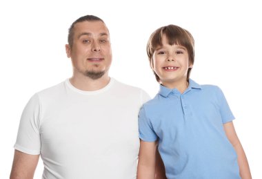 Beyaz arka planda oğlu olan bir baba.