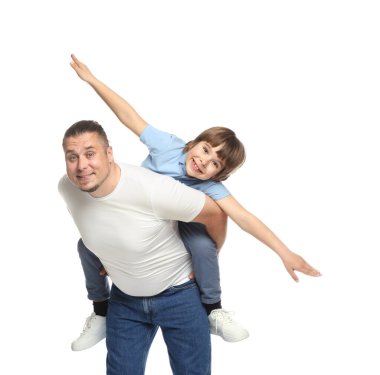 Baba ve oğlu beyaz arka planda birlikte eğleniyorlar.