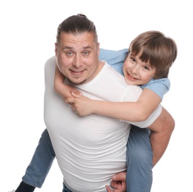 Baba ve oğlu beyaz arka planda birlikte eğleniyorlar.