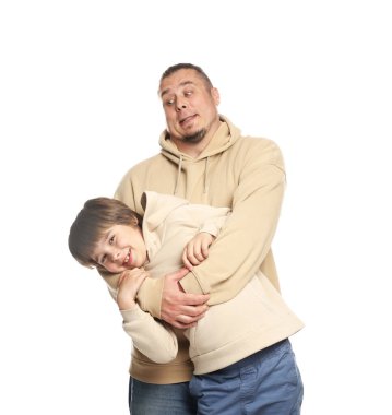 Beyaz arka planda oğlu olan bir baba.