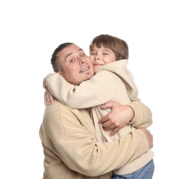 Beyaz arka planda oğlu olan bir baba.