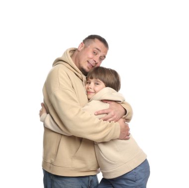 Beyaz arka planda oğlu olan bir baba.