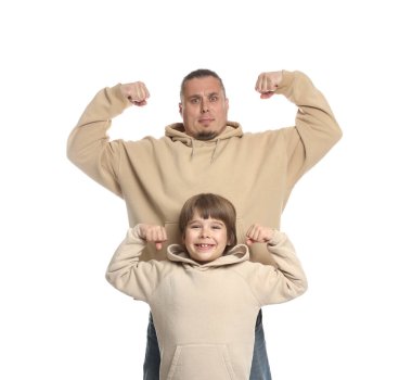 Beyaz arka planda oğlu olan bir baba.