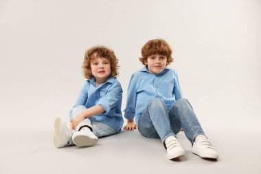 Küçük şirin kardeşler arka planda birlikte.