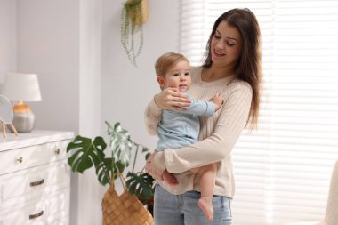 Onun şirin bebek evde annesiyle
