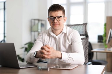 Ofisteki yakışıklı adamın portresi.